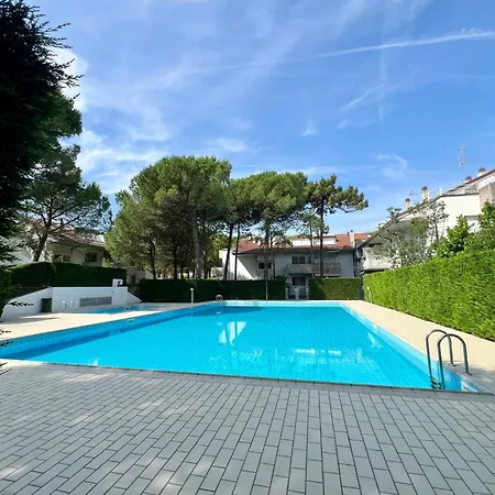 Inviting With Pool And Solarium 리그나노 사비아도로