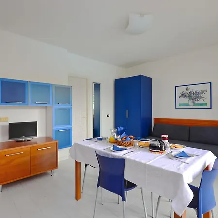 Inviting With Pool And Solarium * リニャーノ・サッビアドーロ